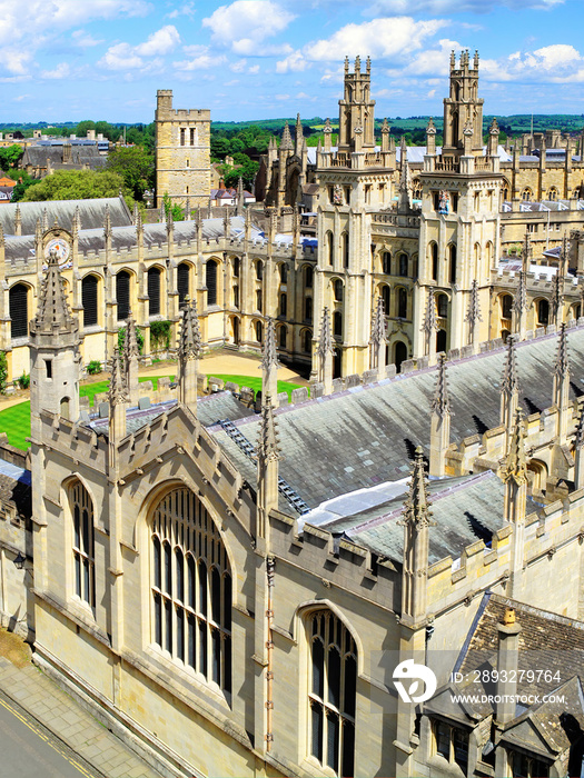 英国牛津郡牛津大学万灵学院，始建于1438年，是一个充满活力的地方