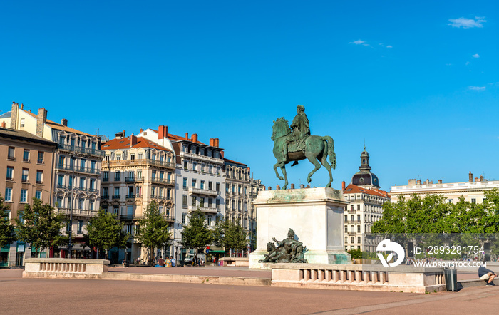 法国里昂贝尔库尔广场上的路易十四马术雕像