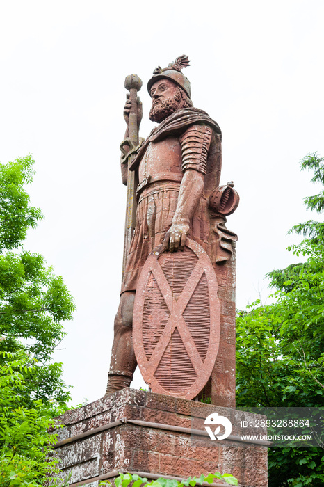 威廉·华莱士纪念碑。威廉·华莱士是苏格兰骑士，红砂岩纪念碑是l