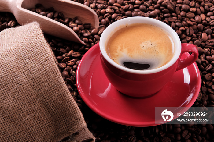 红咖啡杯配意式浓缩咖啡和烤豆