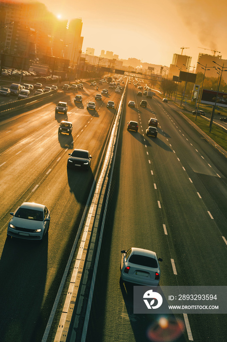 高速公路上的汽车。