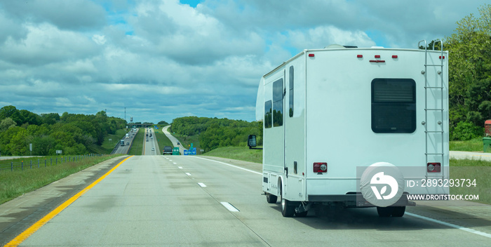 美国高速公路上的房车房车。