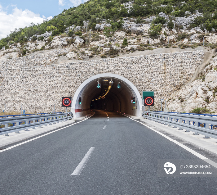穿过大山的隧道。
