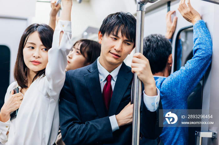 満員電車で通勤するビジネスパーソン