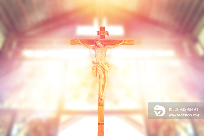 古色古香的木制十字架，耶稣在教堂的十字架上，彩色玻璃发出的光线，