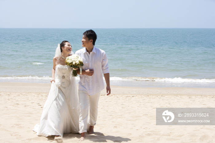 海滩浪漫婚纱情侣