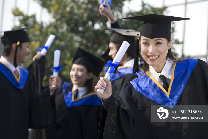 穿学士服的大学生们