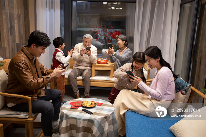 快乐家庭用手机抢新年红包