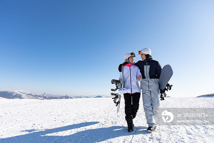 年轻情侣户外滑雪