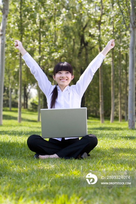 年轻女子在户外使用电脑