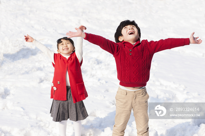 雪地里兴奋的孩子们