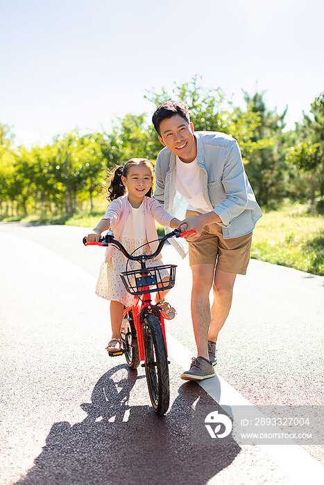 父亲教女儿骑自行车