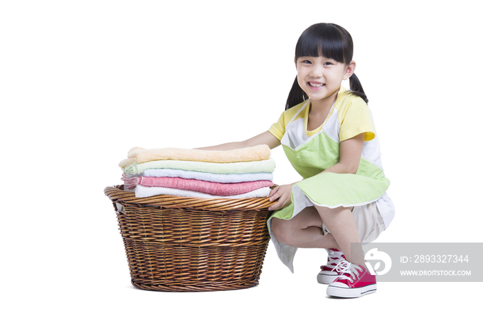 小女孩和洗衣篮
