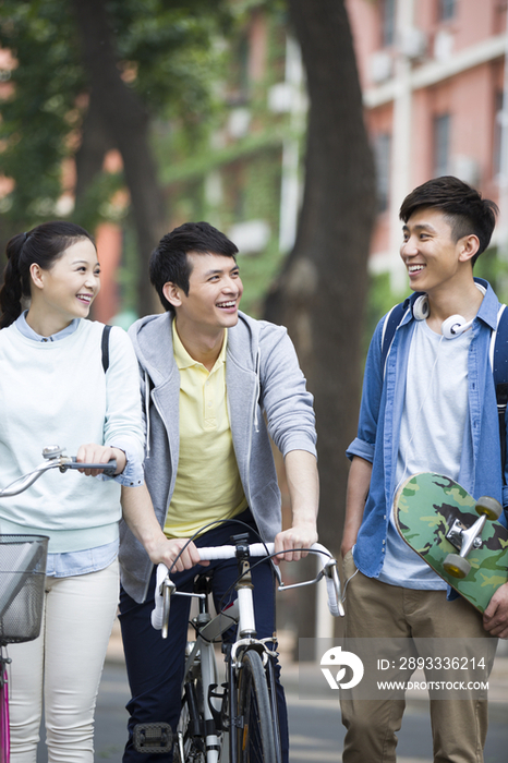 校园里的大学生同学