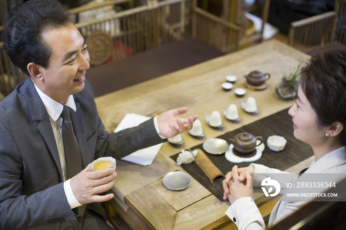 商务人士在茶馆谈生意