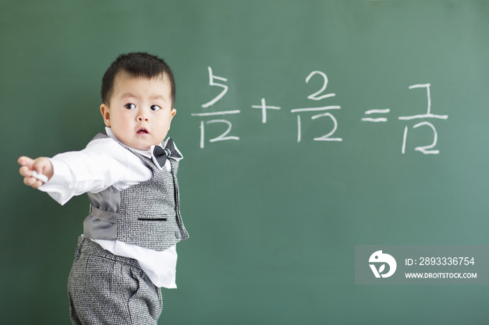 可爱的宝宝在黑板上做数学题