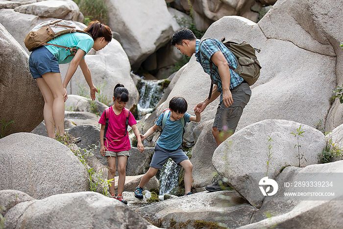 快乐的年轻家庭户外徒步旅行