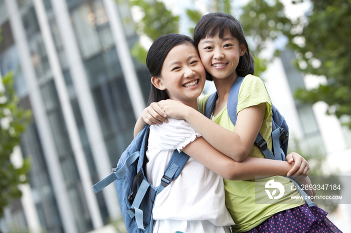 小学女生拥抱