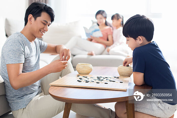 年轻父子在家下围棋