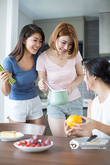 年轻闺蜜在家做饭