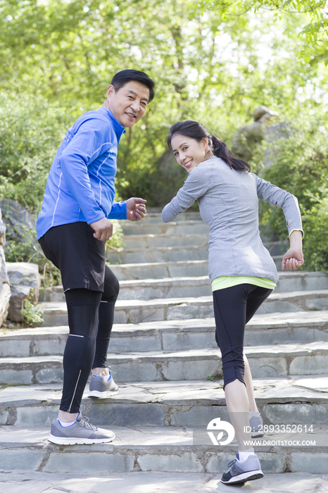 中年夫妇在公园跑步健身