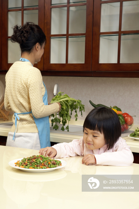 小女孩吃妈妈做的饭