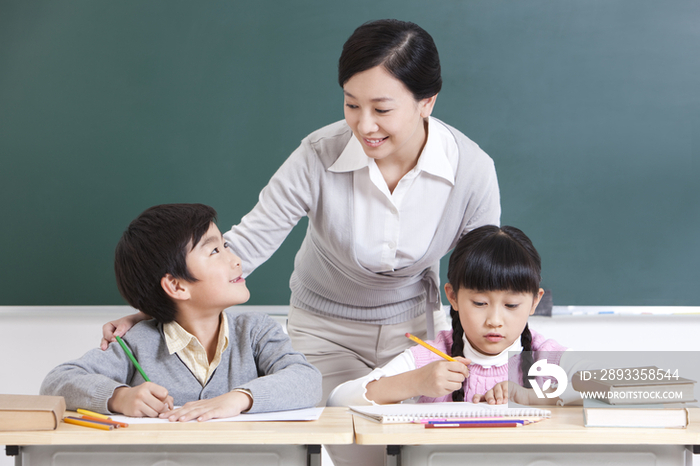 教室里的老师和小学生