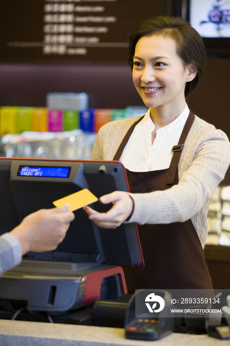 咖啡店顾客使用信用卡结账