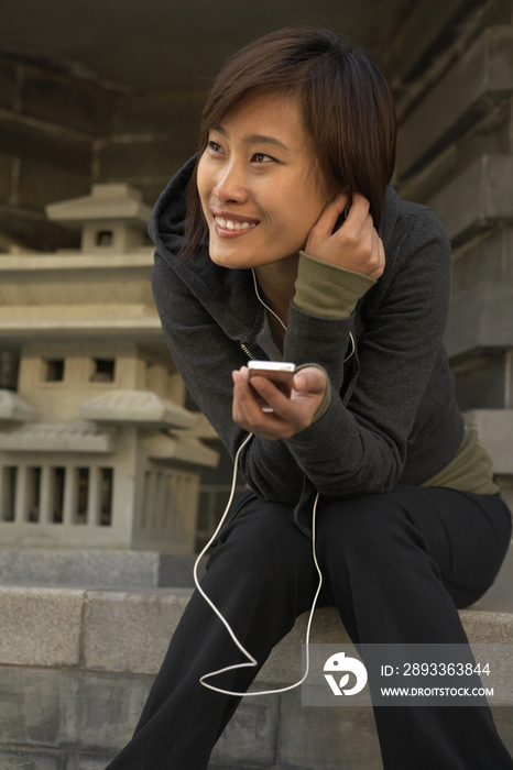 听音乐的年轻女孩