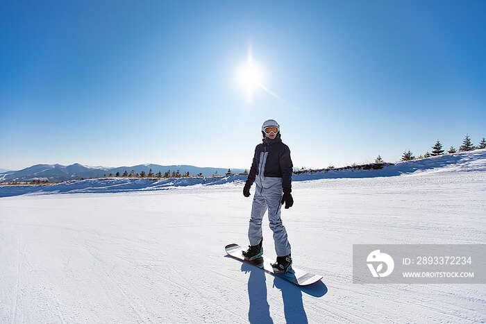 年轻男子户外滑雪