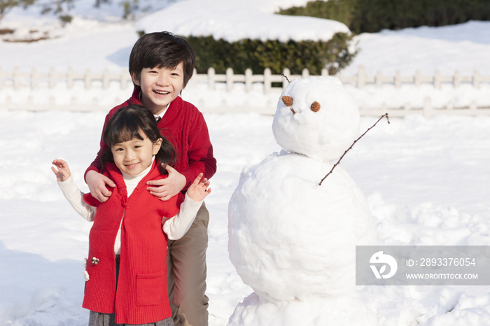 快乐的孩子们堆雪人