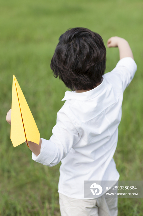 小男孩和纸飞机