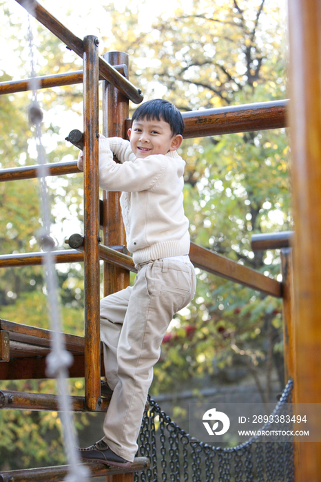 小男孩在公园玩耍