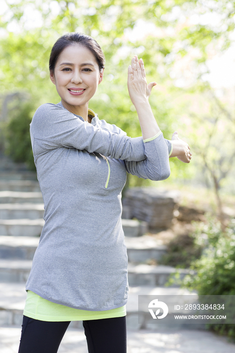 中年女子在公园健身