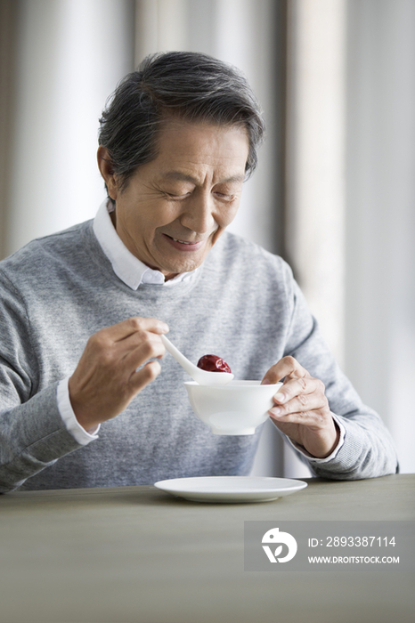 老年男子吃红枣粥