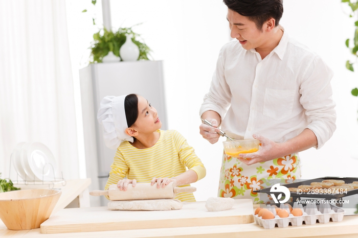 父亲和女儿在准备食物