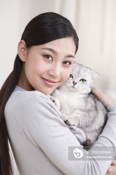 青年女子和苏格兰折耳猫