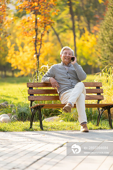 老年男子在公园打电话