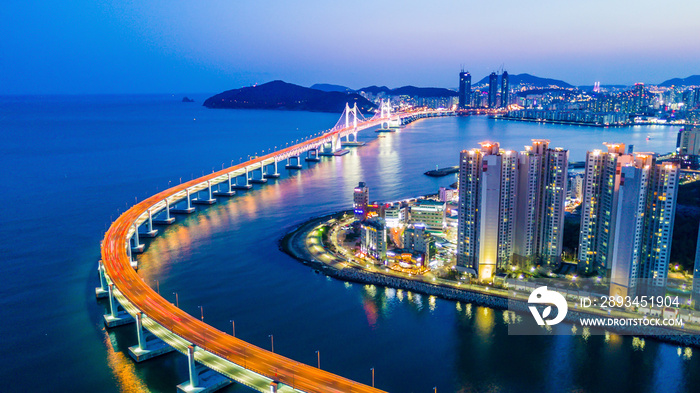 釜山-光干台桥或光干桥和海恩台夜间鸟瞰图，釜山市，韩国