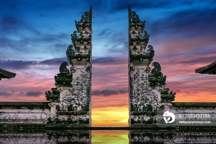 印度尼西亚巴厘岛Lempuyang Luhur寺庙的寺庙大门。