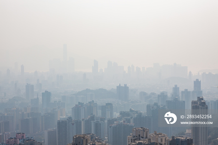 香港高楼雾霭中