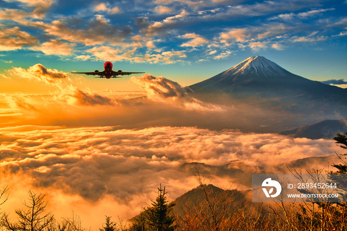 富士山上空を飛行する航空機