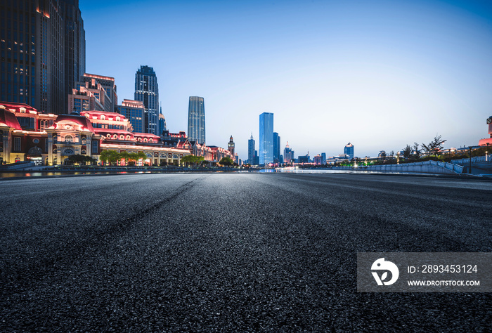 沥青路高路空弯路日落时的云朵和天空