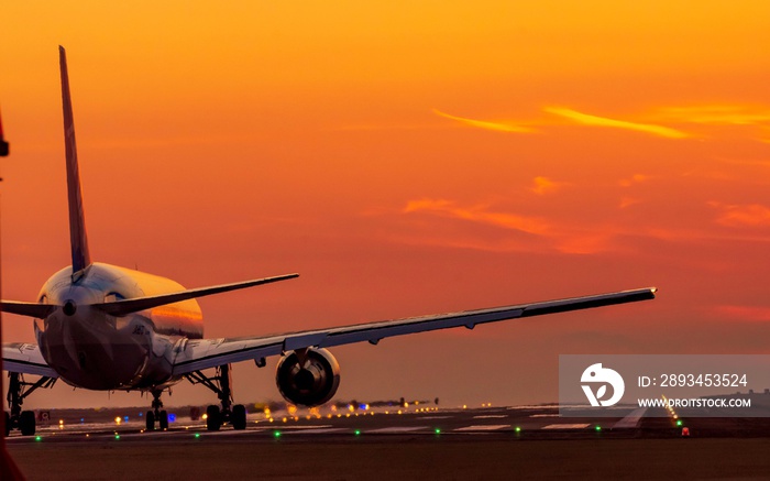 最高に美しい夕焼け空に飛行する航空機のシルエット写真 飛行機のシルエット 幸せ飛行 日本 Silhouette photo of an aircraft flying in the most beau