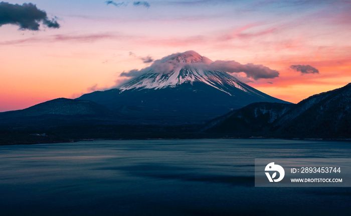 夜晚美丽的富士山，湖边天气寒冷