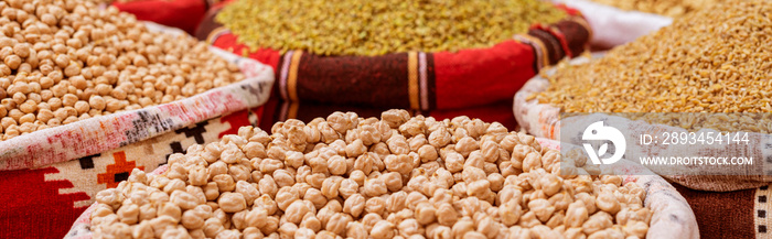 阿拉伯街头市场摊位上的鹰嘴豆和其他干食品。