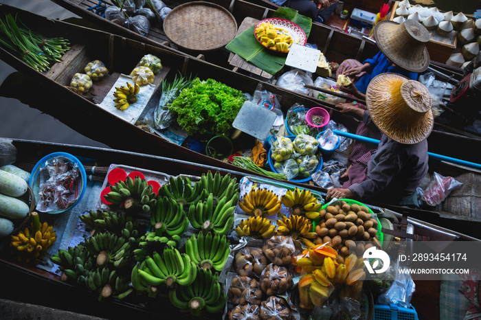 泰国Ratchaburi Damnoen Saduak区老太太划船交易食物浮动市场
