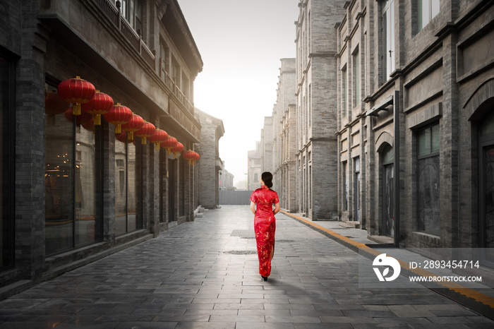 中国北京胡同村一名身穿中国传统旧衣服的亚洲年轻女子。
