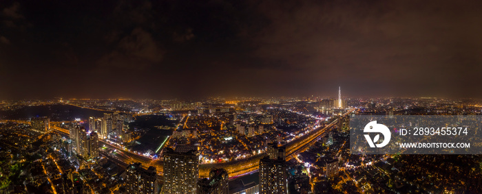 越南胡志明市第二区Thao Dien夜间鸟瞰图。Thao Dien-is o