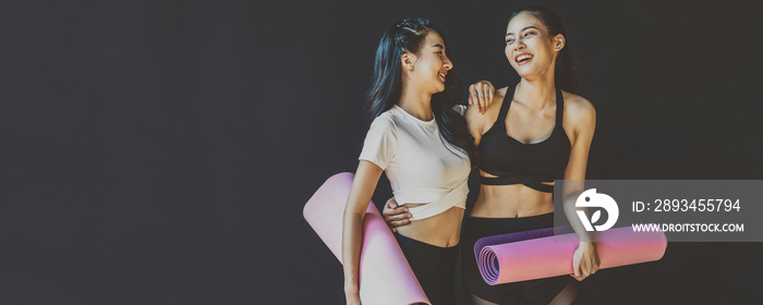 情侣运动型亚洲女性站着幸福地交谈的横幅、网页或封面模板